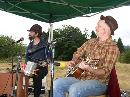 The Gallus Brothers get down with a kitchen sink